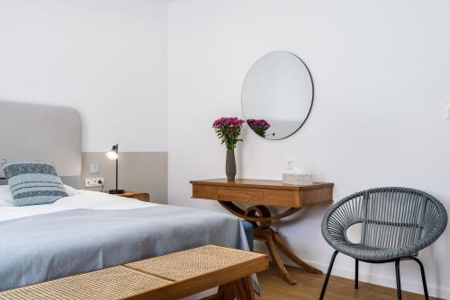 Deluxe Double Room with Balcony image 7