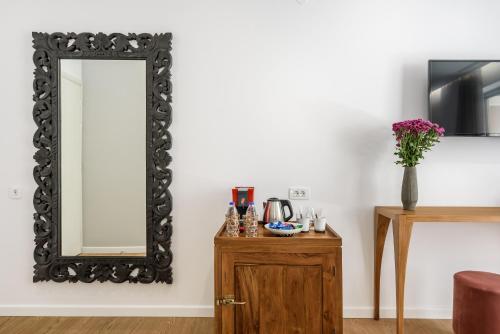 Deluxe Double Room with Balcony image 5