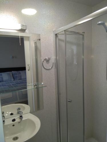 LAMPLIGHTER GUESTHOUSE - image 9
