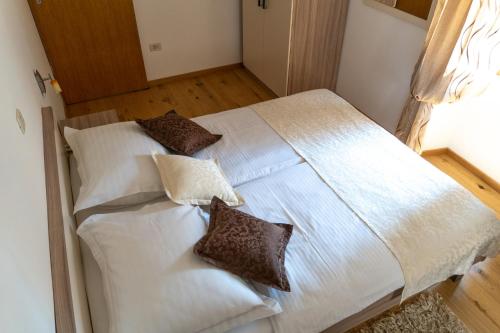 Comfort One-Bedroom Apartment image 10