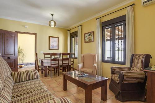 Villa Fuentes con piscina compartida - image 12