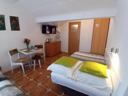 2 twin beds, 1 sofa bed