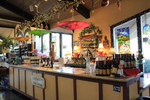 Bar/lounge, Casa de Fruta Inn in Hollister (CA)