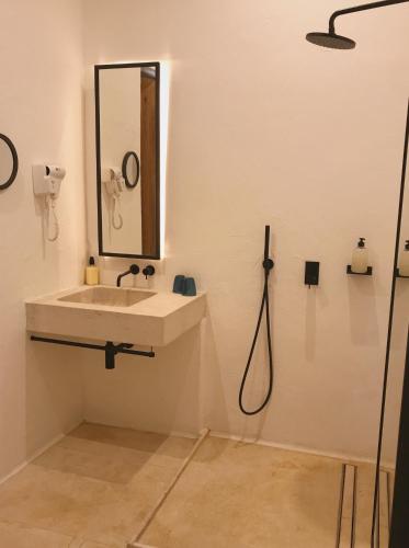 Standard Double Room image 6