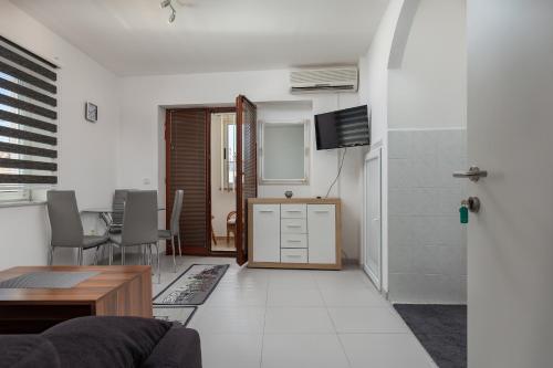 Studio Apartment image 3