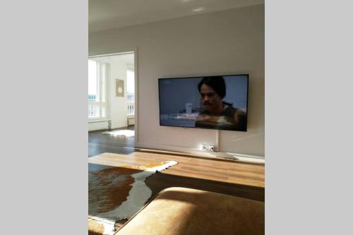 90m2 on pedestrian street on Top Floor, penthouse suite, great view! Incl linen and all