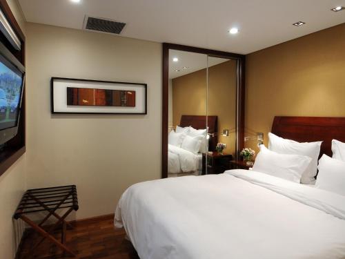 261946412 Windsor Hotel