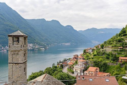 Little country house in an authentic village of Lake Como. Patio and lake view