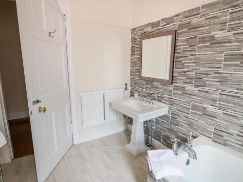 Auchentroig House - image 11