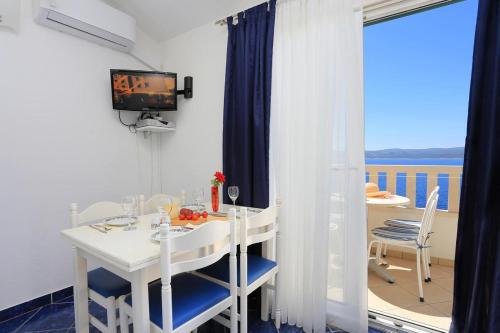 Apartments by the sea Medici, Omis - 1047