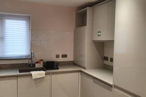 Sterling Apartment, Brentwood 3 with Netflix & Amazon Music