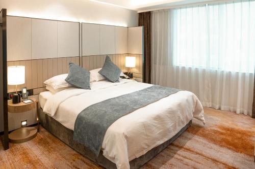 Suite, executive, deluxe