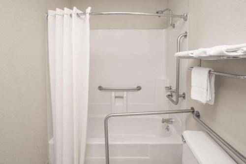 Super 8 by Wyndham Shreveport - image 3