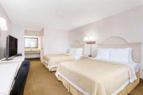 Days Inn & Suites by Wyndham Navarre - near Beaches/Hurlburt