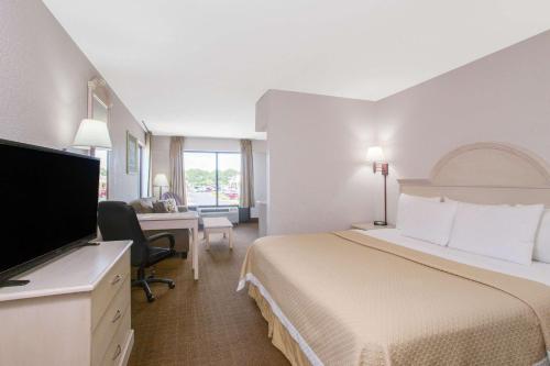 Days Inn & Suites by Wyndham Navarre - near Beaches/Hurlburt