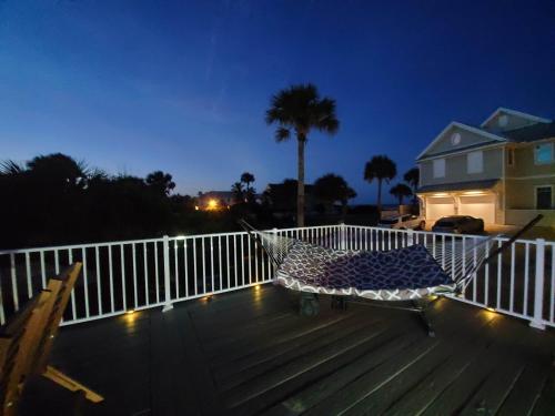 Atlantic Shores Getaway steps from Jax Beach Private House Pet Friendly Near to the Mayo Clinic - UNF - TPC Sawgrass - Convention Center - Shopping Malls - Under 3 Hours from DISNEY