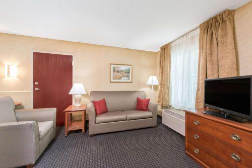Queen Suite with Sofa Bed - Disability Access