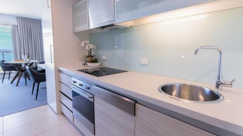 keuken, Oaks Glenelg Plaza Pier Suites in Glenelg