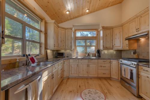 Tahoe Donner Pinnacle Loop Mountain Retreat home - image 6