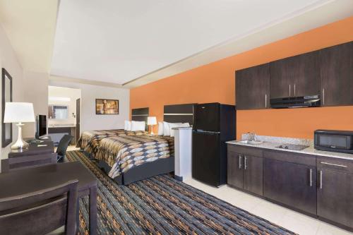 Days Inn by Wyndham Dilley - image 8