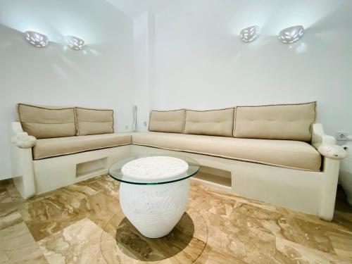 Deluxe Studios & Suites Ageri-Milos in Milos Sala