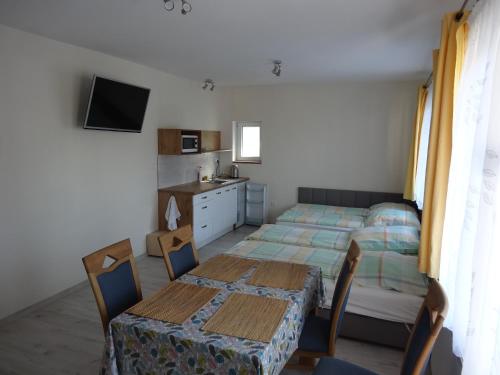 1 double bed, 2 twin beds