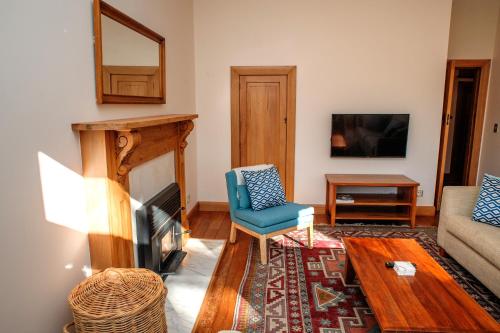 Shared lounge/TV area, Elegant Villa Nestled In The Trees in Wakatu
