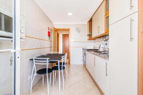 ห้องครัว, Golden Cliff Apartment in อาร์มาเชา เด เปรา