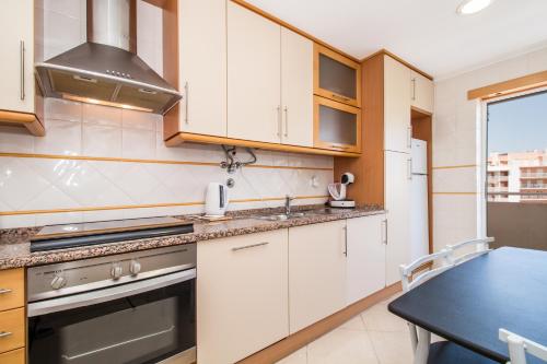 ห้องครัว, Golden Cliff Apartment in อาร์มาเชา เด เปรา