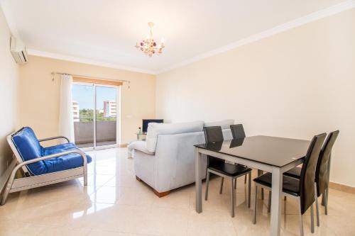 ห้องส่วนกลางสำหรับนั่งเล่น/ดูทีวี, Golden Cliff Apartment in อาร์มาเชา เด เปรา