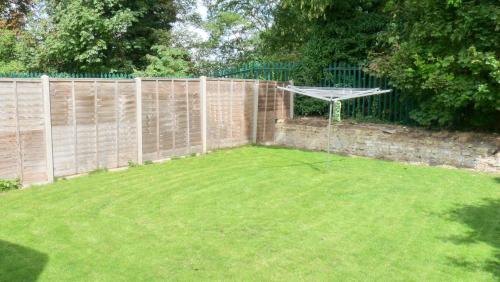 Bassett House with 3 bedrooms, fast Wi-Fi and off road parking