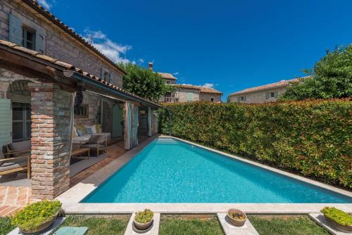 Charming Stone Villa Pakich with Private Pool - image 2