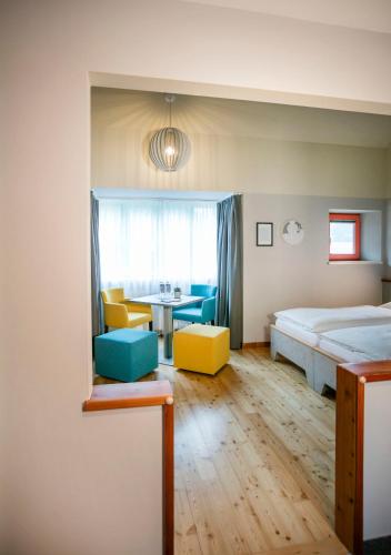 1 queen bed, 2 twin beds