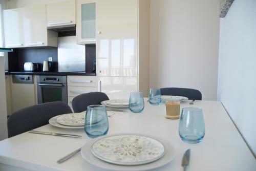 Bright Apartment with Sea View