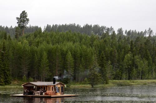 Rustika strandstugor utanför Rättvik