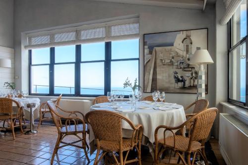 El Far Hotel Restaurant - image 5