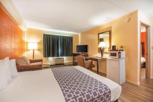 Econo Lodge Inn & Suites Windsor - image 36