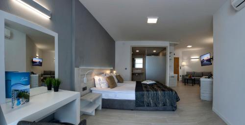 Luna Beach Hotel - image 12