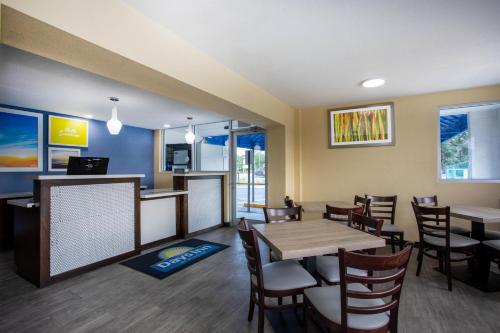 Lobby, Days Inn by Wyndham Apopka/Orlando in Apopka