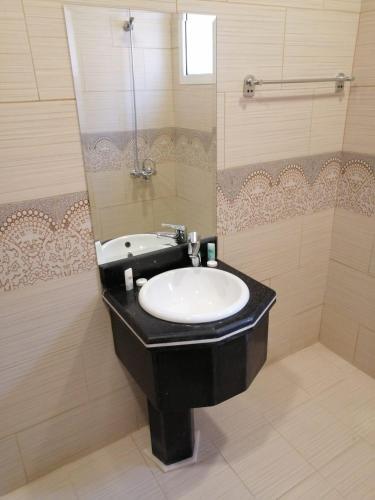 Bathroom, Drr Ramah Hotel Apartments 10 in Al Mursalat