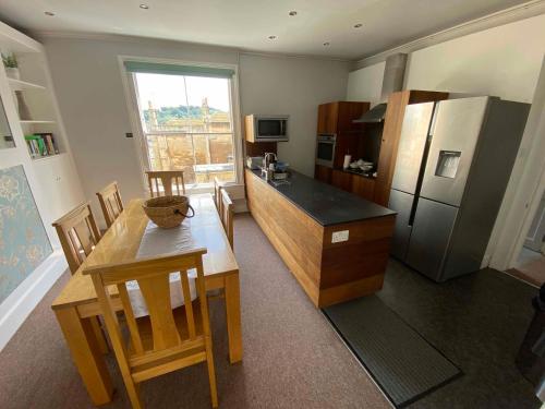 Bath Roof Terrace Apartment, City Centre, Sleeps up to 8, Bath (zdjęcie 8)