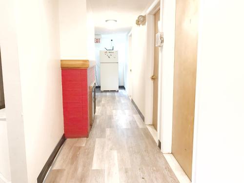 设施服务, 1950s Charm In The Heart Of Waterbury in 瓦特柏利(CT)