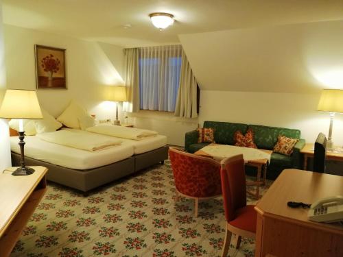 1 king bed, 1 sofa bed