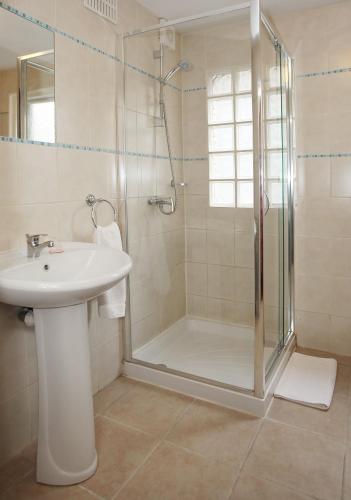 St Athans Hotel - image 2