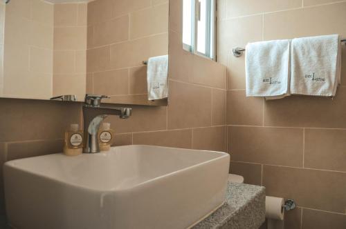 Hotel Latino - image 2
