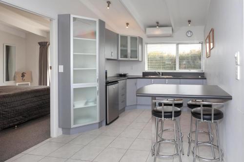 ห้องน้ำ, Palm Pacific Resort & Motel in วางกามาตา