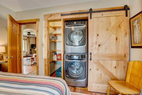 Charming Estes Park Cabin with 2 Patios and Fire Pit! - image 30