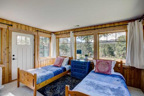 Charming Estes Park Cabin with 2 Patios and Fire Pit! - image 40