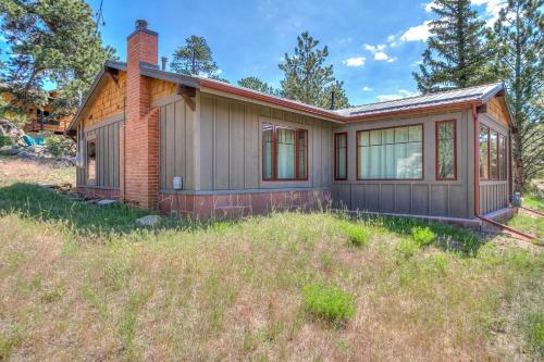 Charming Estes Park Cabin with 2 Patios and Fire Pit! - image 31
