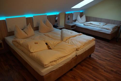 1 queen bed, 3 twin beds
